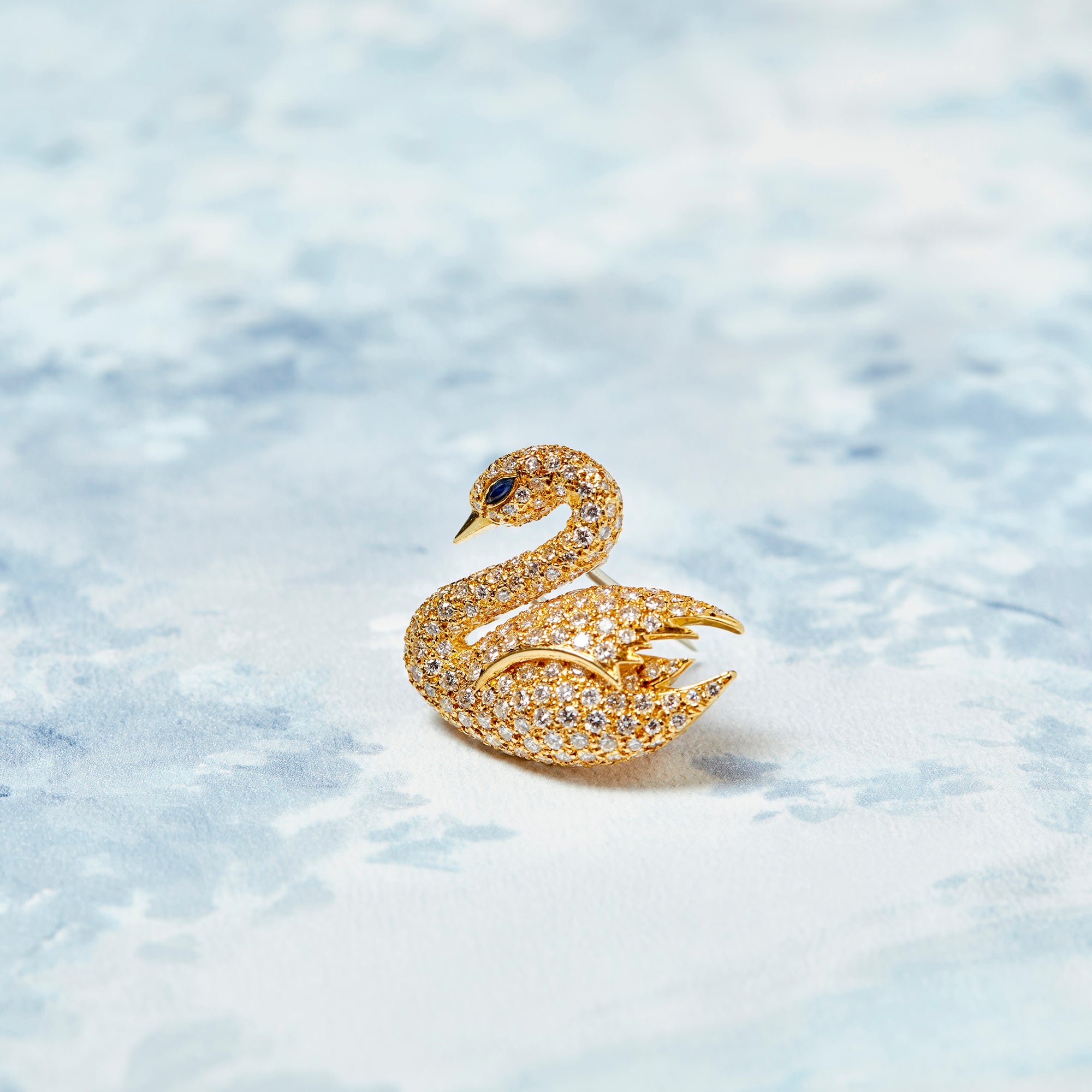 新品タグ付き！レア品！！ファンシースワン（Fancy Swan） Van Cleef & Arpels Diamond and Sapphire Swan Brooch – Tiina Smith
